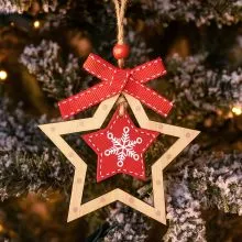 Obesek božični, zvezdica, natur/rdeča, s pentljo, MDF,9-10cm
