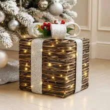 Dekoracija božična z led lučkami, v obliki darila, rjav ratan s srebrno pentljo, za notranjo uporabo, 30 LED, 8 funkcij, 25cm
