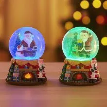 Snežna krogla, božiček z božično smreko in darili, z LED lučko, sneženjem, ter glasbo, polimasa, 10.5x10.5x14.5cm, sort.