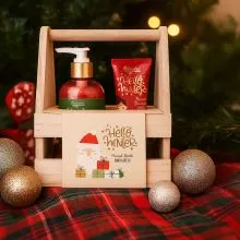Set za nego rok HELLO WINTER, božični, (240ml tekoče milo za roke, 60ml krema za roke in nohte), z vonjem Frosted Cranberry, v leseni košari