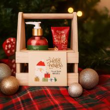 Set za nego rok HELLO WINTER, božični, (240ml tekoče milo za roke, 60ml krema za roke in nohte), z vonjem Frosted Cranberry, v leseni košari