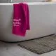 Brisača Odlična sodelavka, ciklama, 100% bombaž