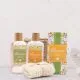 Kopalni set BLOSSOM v košari iz morske trave, z vonjem travnika z divjimi cvetovi, (gel za tuširanje 150ml, losjon za telo 150ml, kopalna sol 150g, brisačka iz sisala)