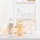 Kopalni set HONEY JASMINE v PVC čevlju, z vonjem medenega jasmina in belega mošusa, (gel za tuširanje 160ml, losjon za telo 160ml, mrežasta gobica)