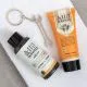Kopalni set za moške BATH & BODY SERVICES, (100ml šampon za lase in kopel, 60ml balzam po britju, obesek za ključe), z vonjem Citrus&Cedar, v plastičnem kanistru za olje