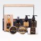 Kopalni set za moške MEN'S COLLECTION, (190ml gel za tuširanje, 190ml peneča kopel, 120ml maslo za telo, 120ml piling za telo, 100g kopalna sol, 90ml sprej za telo, brisačka 30x30cm), z vonjem Birch&Cedar, v kovinski košari