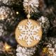 Obesek božični, lesen krog, snežinka, bela, MDF, 8-9cm